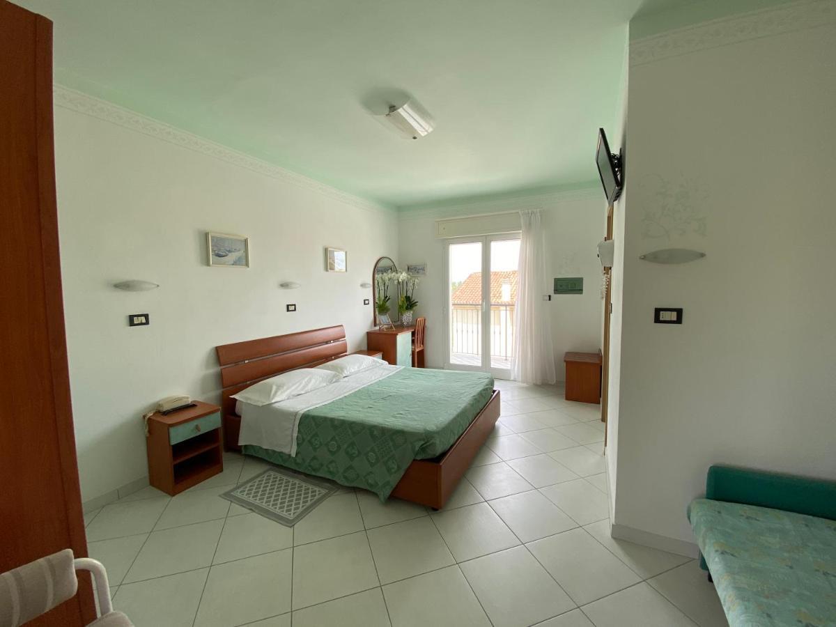 Hotel Capri Bellaria-Igea Marina Exteriör bild
